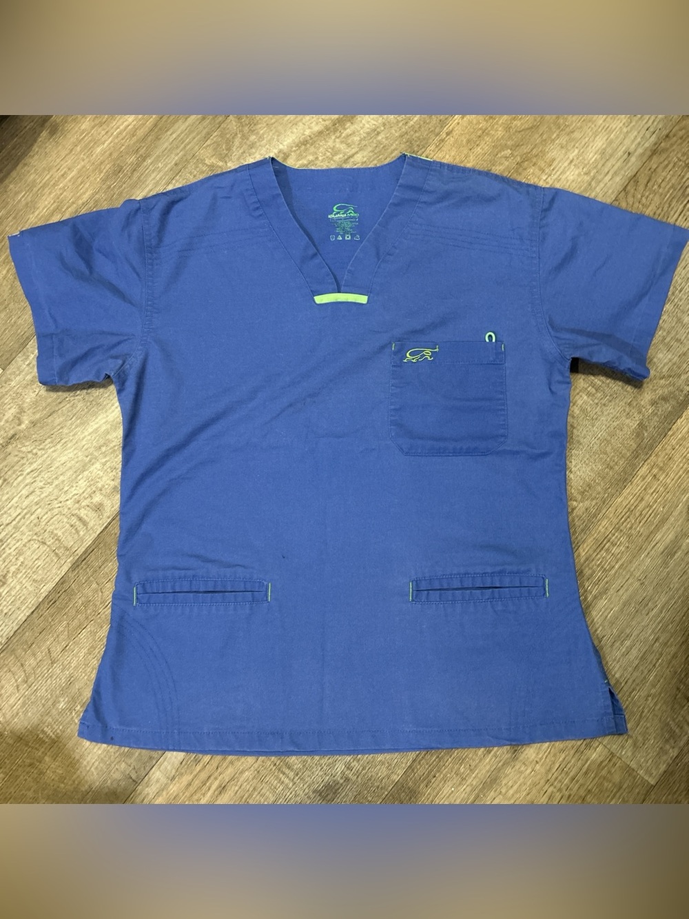 Iguana med Royal Blue V-Neck Scrubs